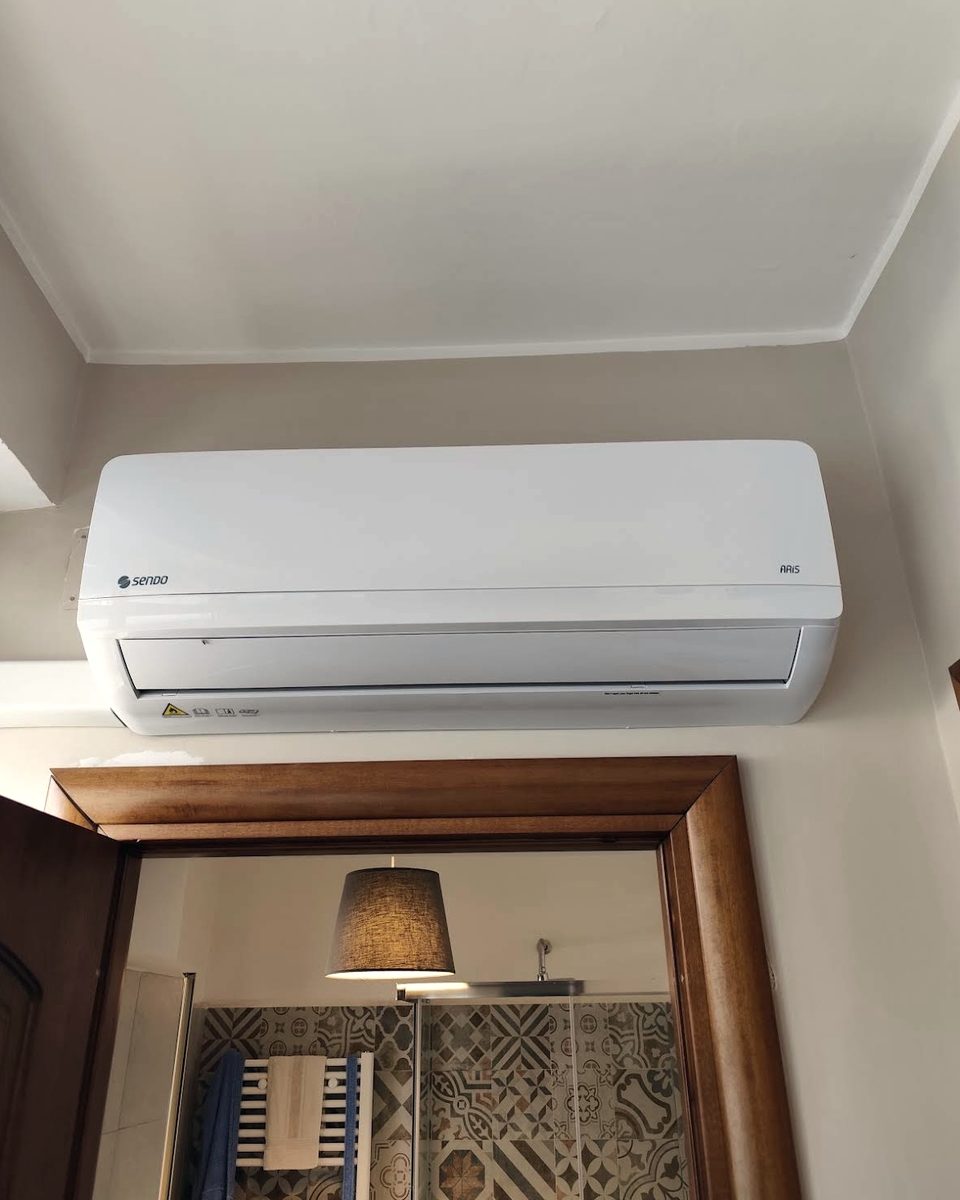 Climatizzatore installato sopra una porta in un appartamento