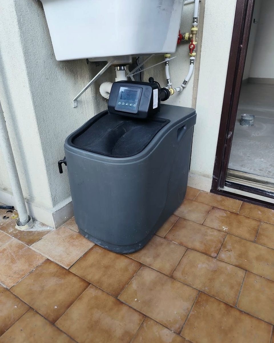 Addolcitore con valvola elettronica installato su un balcone