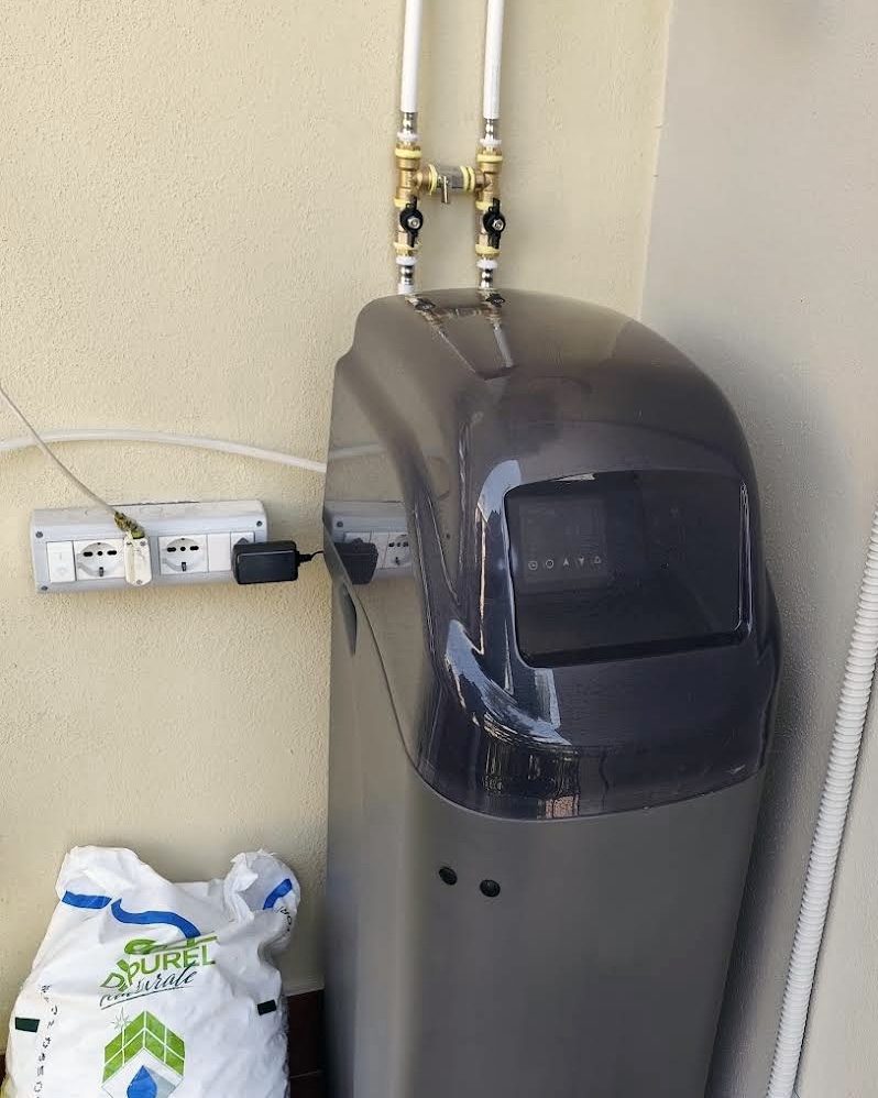 Addolcitore installato in casa con i collegamenti all'impianto