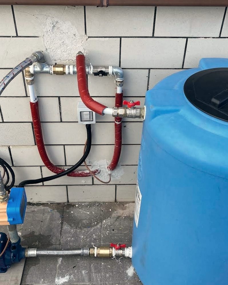 Autoclave con elettropompa e serbatoio di accumulo dell'acqua