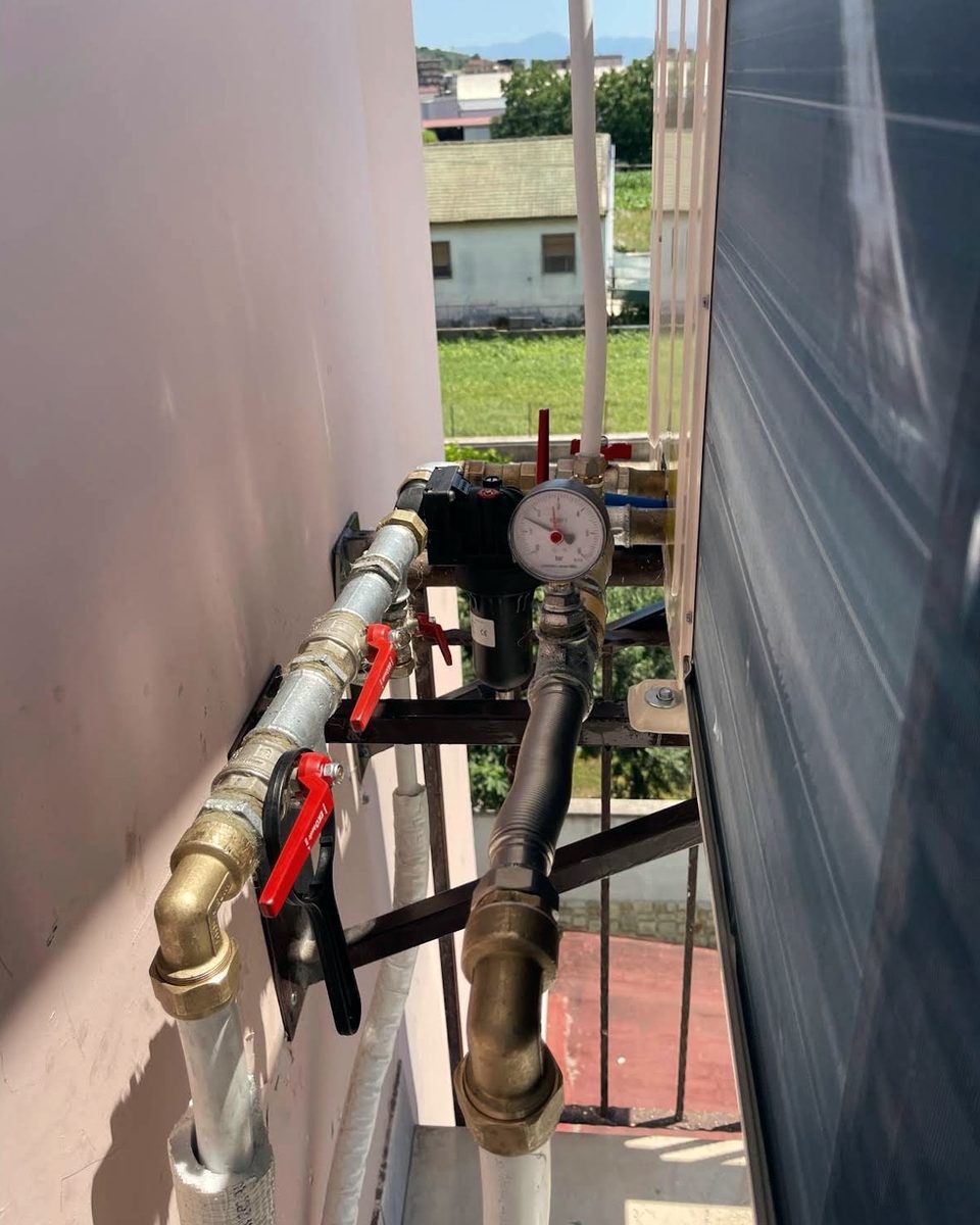 Collettore con manometro e valvole in ottone installato all'esterno