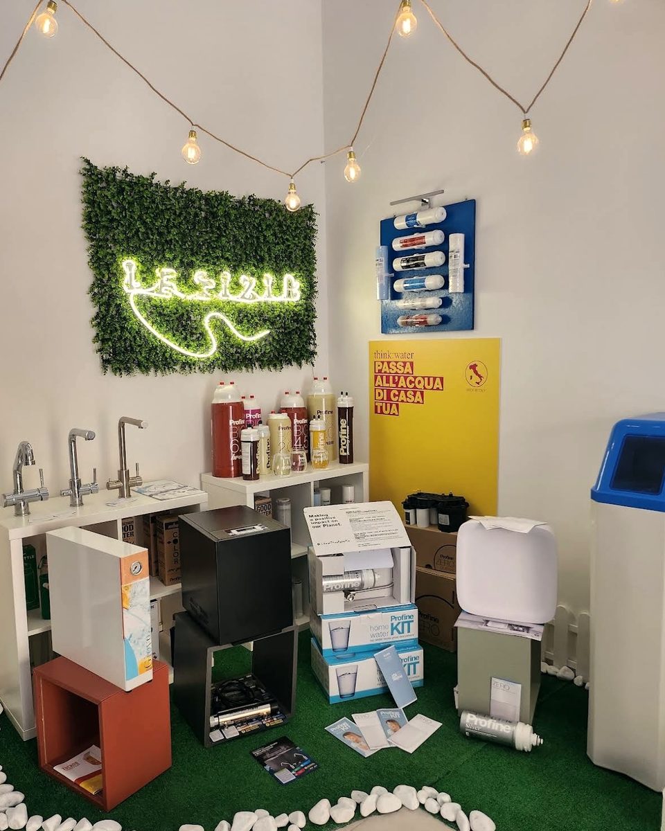 Angolo dello showroom dedicato a depuratori, filtri e rubinetti