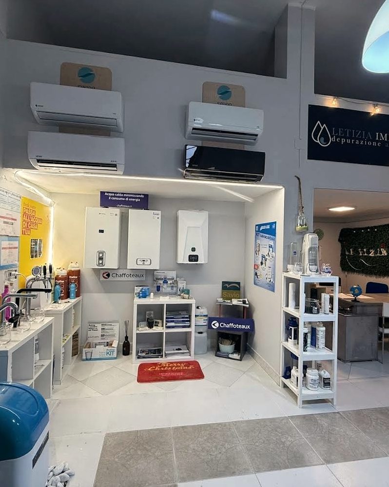Lo showroom di Letizia Impianti con caldaie, climatizzatori e depuratori in esposizione
